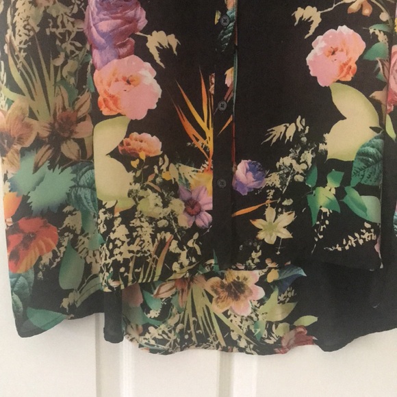 💐 Colorful hi-lo sleeveless top 💐 - Picture 3 of 8